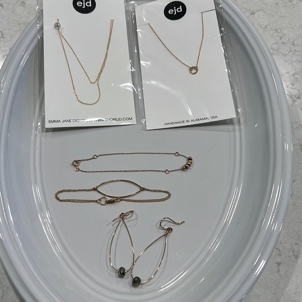 Jewelry lot of gold, dainty jewelry.